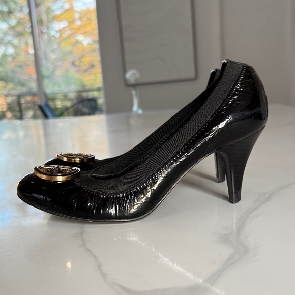 Tory Burch Caroline Patent Pumps with Gold Logo - 6.5 - Picture 4 of 6